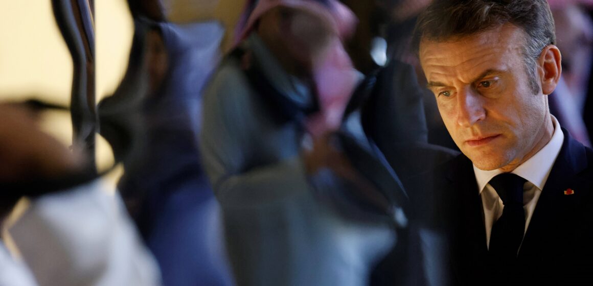 Le président de la République Emmanuel Macron conclut sa visite d'État en Arabie saoudite le 4 décembre 2024 dans l'oasis d'AlUla, projet touristique emblématique du royaume. Photo : Ludovic Marin - Pool / Sipa