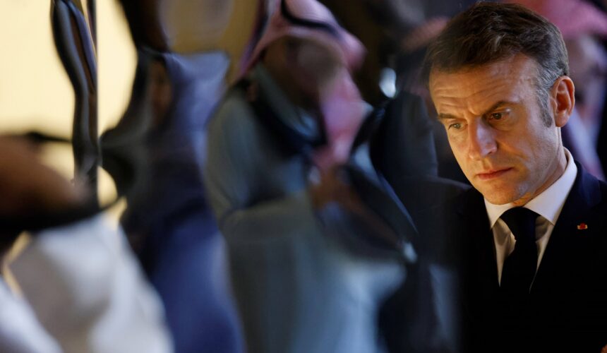 Le président de la République Emmanuel Macron conclut sa visite d'État en Arabie saoudite le 4 décembre 2024 dans l'oasis d'AlUla, projet touristique emblématique du royaume. Photo : Ludovic Marin - Pool / Sipa