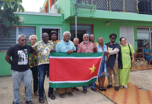 Une délégation guadeloupéenne composée de l'UPLG, le MIR-Guadeloupe, le CIPN, le FKNG, et le PCG a participé jeudi 23 et vendredi 24 janvier en Nouvelle-Calédonie au congrès constitutif du "Front international de décolonisation". Photo : FB UPLG