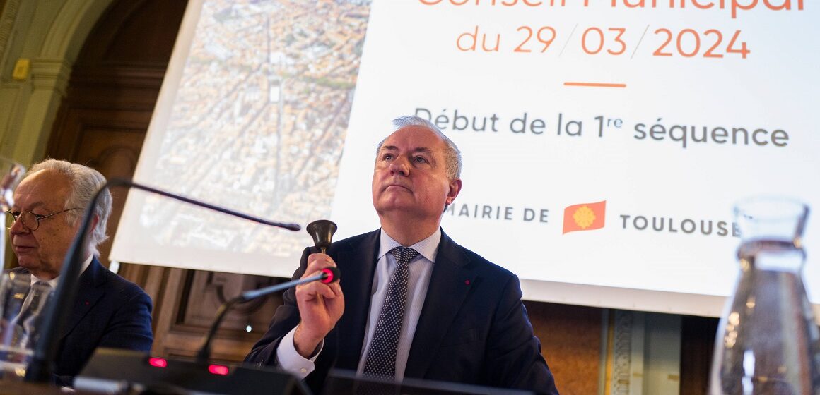 Maire de Toulouse : Anticor dépose une plainte pour emploi fictif