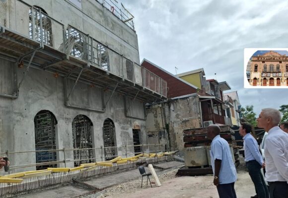 Harry Durimel, maire de Pointe-à-àPitre devant le chantier de reconstruction de la façade du cinéma Renaissance. Pointe-à-Pitre, le 19 février 2025. Photo : FB Communauté d'Agglomération Cap Excellence