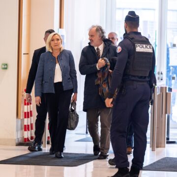 Marine Le Pen, présidente du groupe parlementaire d'extrême droite du Rassemblement national (RN), arrive au palais de justice de Paris lundi 31 mars pour le verdict de son procès pour suspicion de détournement de fonds publics européens. Photo : Thomas Hubert / Sipa