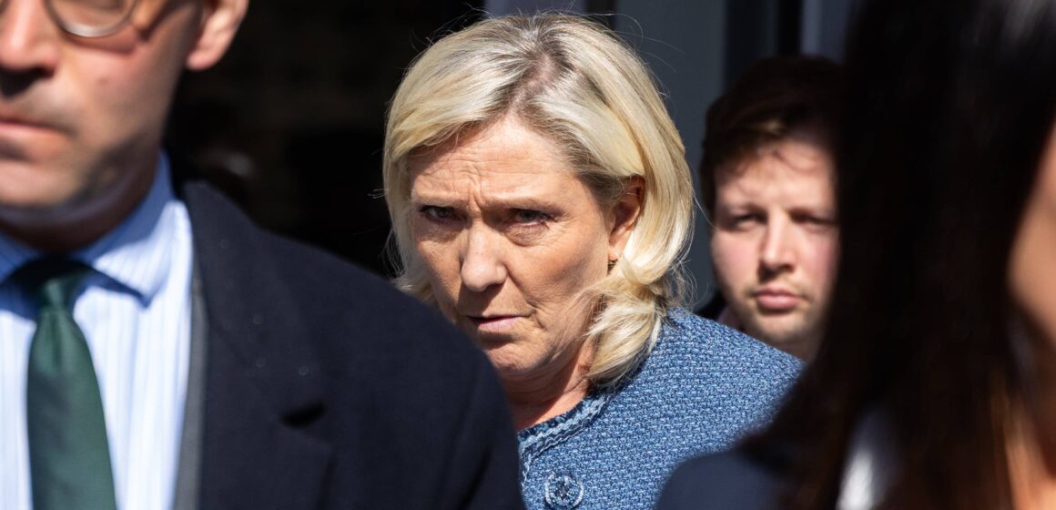Marine Le Pen, présidente du groupe parlementaire d'extrême droite du Rassemblement national (RN), quitte le tribunal de Paris ce 31 mars après son procès pour suspicion de détournement de fonds publics européens. Le tribunal l’a reconnue coupable, et rendu un verdict qui l'empêche de se présenter aux élections et pourrait compromettre ses chances de se présenter à la prochaine élection présidentielle de 2027. Photo : Thomas Hubert / Sipa