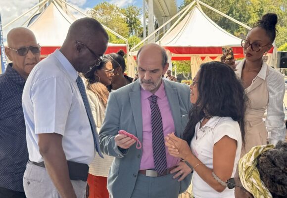 Camille César-Auguste président de l’’Union des associations de consommateurs agréées de Zoban (à gauche) et Ary Chalus président du conseil régional, sur l’esplanade du Mémorial acte le 15 mars à la journée mondiale des droits des consommateurs. Photo : FB Région Guadeloupe