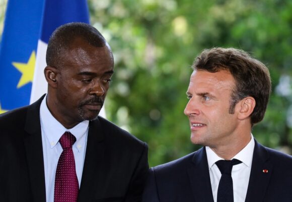 Le président du conseil régional de Guadeloupe, Ary Chalus (à gauche) s'entretient avec le président de la République Emmanuel Macron lors d'une cérémonie pour la signature des contrats pour la Convergence et la Transformation, au ministère des Outre-mer, à Paris, le 8 juillet 2019. Photo : Ludovic Marin / AFP