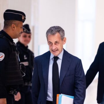 Nicolas Sarkozy arrive au tribunal de Paris, le 10 février 2025, pour le procès de l'ancien président français accusé de financement illégal de campagne depuis la Libye avant son élection de 2007. Douze suspects sont jugés, dont d'anciens proches collaborateurs, accusés d'avoir conclu un pacte avec l'ancien dictateur libyen Mouammar Kadhafi pour financer illégalement la campagne électorale victorieuse de Sarkozy en 2007. Ils nient les accusations. S'il est reconnu coupable, Sarkozy risque jusqu'à 10 ans de prison pour recel de détournement de fonds publics et financement illégal de campagne. Photo : Thomas Hubert / Sipa
