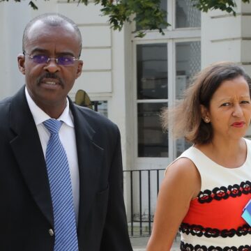 Ary Chalus, président de la région Guadeloupe (à gauche), et la vice-présidente Marie-Luce Penchard participent à une réunion sur les territoires d'Outre-mer le 29 juin 2018 à l'hôtel de Matignon, résidence du Premier ministre, à Paris. Photo : Jacques Demarthon / AFP