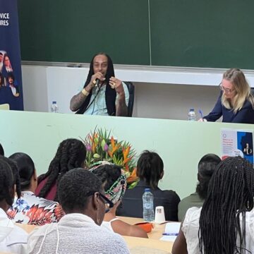 Université des Antilles campus de Fouillole, 9 avril. Caroline Calbo procureure de la République de Pointe-à-Pitre et Keros-N chanteur de dancehall, débattent de la citoyenneté en Guadeloupe devant un parterre d’étudiants et quelques personnalités. Photo : Le Courrier de Guadeloupe