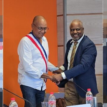 Le Gosier, 15 avril 2025. Michel Hotin reçoit l’écharpe de maire des mains de son 1er adjoint Guy Baclet à l’issue du scrutin remporté par 18 voix contre 17 à sa concurrente Liliane Montout. Photo : FB Ici Le Gosier