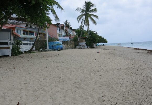 Plage de La Datcha, bourg du Gosier. Photo : Gilles Morel / Sipa