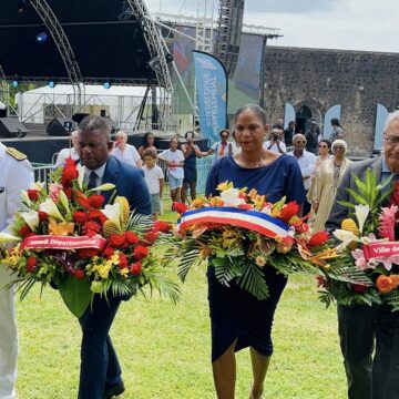 Le préfet Xavier Lefort (à gauche) à l’occasion de la cérémonie commémorative de la deuxième et définitive abolition de l’esclavage en Guadeloupe (27 mai) au Fort Delgrès à Basse-Terre. Photo : Préfecture Guadeloupe