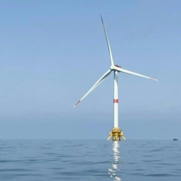 La France lance son premier parc éolien flottant, à Port-de-Bouc (Bouches-du-Rhône). Photo : Fabien Novial / AFP