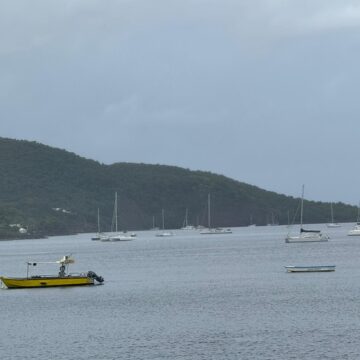 Des bateaux ️au mouillage à Malendure, Bouillante, 19 juin 2025. Photo : Stécy Lancastre
