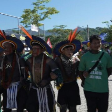 Des autochtones protestent au Brésil le 19 juin 2025 à l'extérieur de l’hôtel où des acheteurs nationaux et internationaux participent à une vente aux enchères à Rio de Janeiro pour la concession de droits d'exploration pétrolière et gazière près de l'embouchure de l'Amazone. Photo : Amin Guidara / AFP