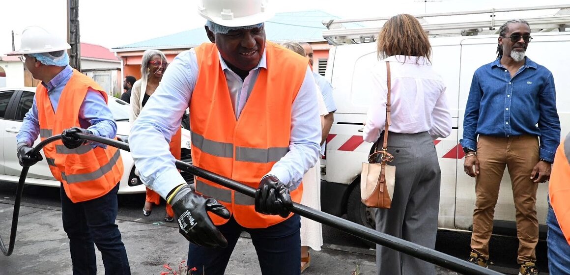 Guy Losbar, président du conseil départemental, mis en scène pour tirer un câble du réseau cuivré qui devient officiellement fermé ce 9 juillet 2025 sur le territoire de Petit-Bourg. Photo : FB conseil départemental.