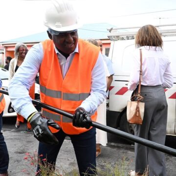 Guy Losbar, président du conseil départemental, mis en scène pour tirer un câble du réseau cuivré qui devient officiellement fermé ce 9 juillet 2025 sur le territoire de Petit-Bourg. Photo : FB conseil départemental.