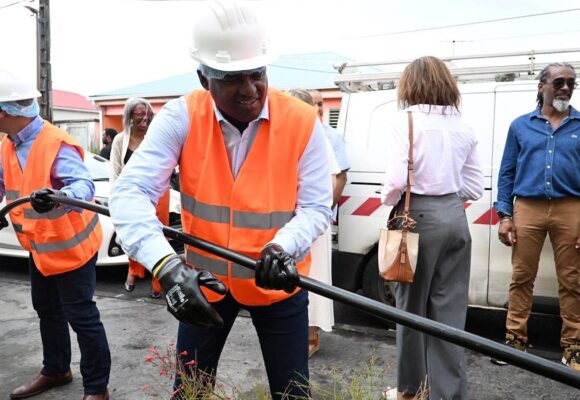 Guy Losbar, président du conseil départemental, mis en scène pour tirer un câble du réseau cuivré qui devient officiellement fermé ce 9 juillet 2025 sur le territoire de Petit-Bourg. Photo : FB conseil départemental.