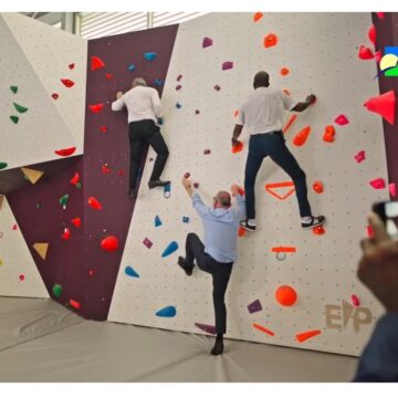 Ce mercredi 9 juillet 2025, de gauche à droite, le recteur Gabriele Fioni, le préfet Xavier Lefort, le président de Région Ary Chalus, se prêtent à tester le mur d’escalade d’un des gymnases inaugurés au sein du lycée Baimbridge. Photo : capture écran vidéo Région Guadeloupe.