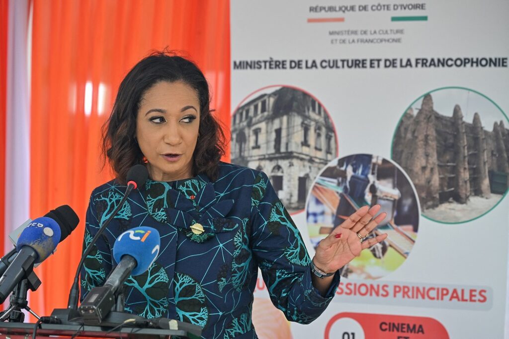 La ministre ivoirienne de la Culture et de la Francophonie, Françoise Remarck, s'exprime lors de l'inauguration d'une extension du premier musée archéologique de Côte d'Ivoire, dans le village de Singrobo-Ahouty près de Tiassalé, le 30 juin 2025. Photo : Issouf Sanogo / AFP 