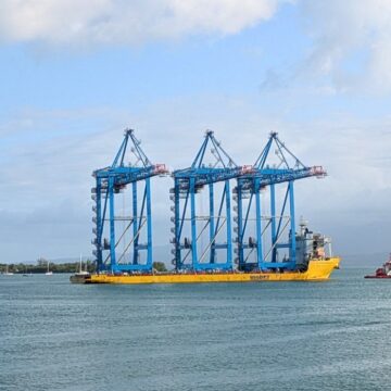 Les trois nouveaux portiques du Grand port maritime de Guadeloupe accostent lundi 30 juin 2025. Photo : Grand port maritime de Guadeloupe