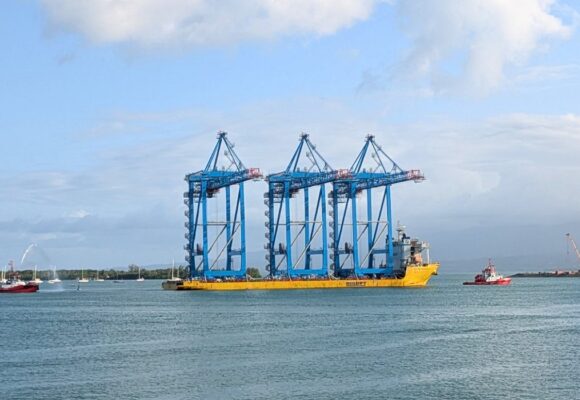 Les trois nouveaux portiques du Grand port maritime de Guadeloupe accostent lundi 30 juin 2025. Photo : Grand port maritime de Guadeloupe