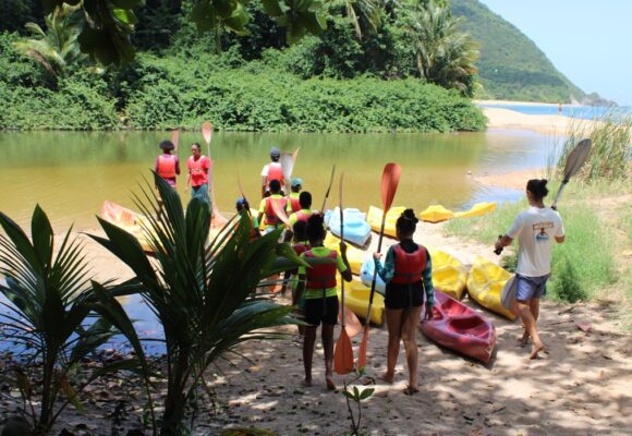 Une excursion en kayak le 30 juillet lors de l'opération « An dlo la » de l’Office de l’eau, pour découvrir la fragile beauté des mangroves et sensibiliser à l'urgence de préserver ces écosystèmes menacés par la pollution. Photo : Office de l'Eau Guadeloupe