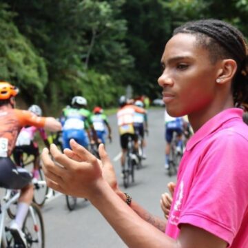 Illustration d'une étape du tour cycliste de Guadeloupe à la route de la Traversée. Photo : Parc national de Guadeloupe