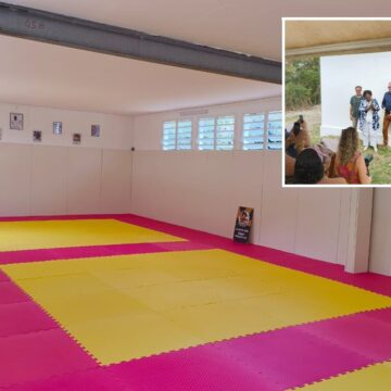 Le maire de Deshaies, Jeanny Marc, la vice-présidente de la Fédération française de judo chargée des Outre-mer, Ericka Mérion, le 30 août 2025 lors de l'inauguration du dojo équipé de tapis emboîtables, matériel modulaire peu adapté à la pratique du judo. Photo : Ville De Deshaies Déhé