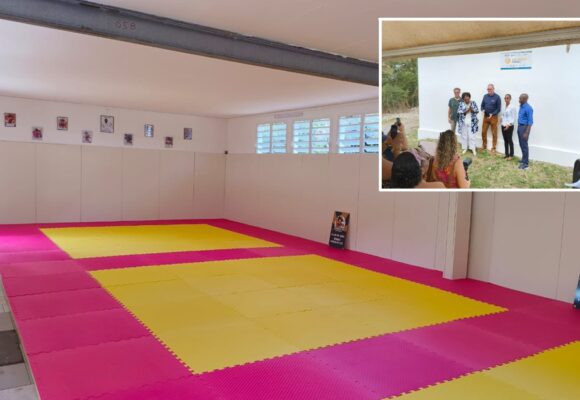 Le maire de Deshaies, Jeanny Marc, la vice-présidente de la Fédération française de judo chargée des Outre-mer, Ericka Mérion, le 30 août 2025 lors de l'inauguration du dojo équipé de tapis emboîtables, matériel modulaire peu adapté à la pratique du judo. Photo : Ville De Deshaies Déhé