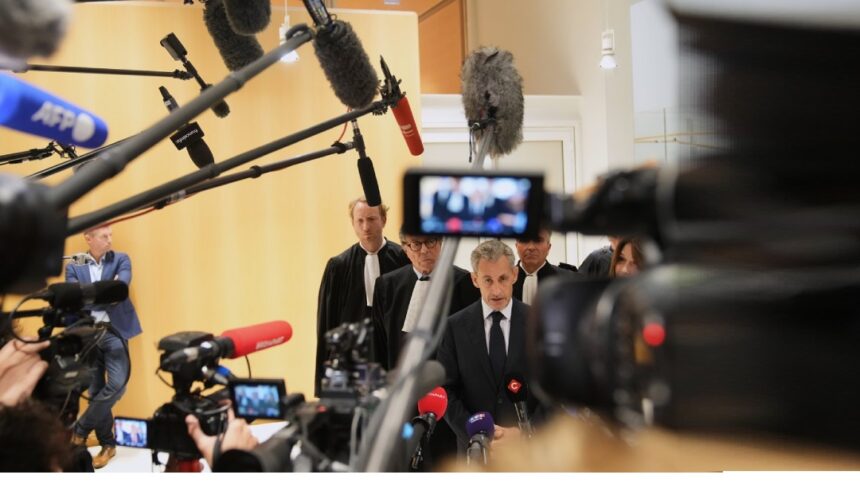 L'ancien président Nicolas Sarkozy s'exprime jeudi 25 septembre 2025 devant les médias après que le tribunal correctionnel de Paris l'a condamné à 5 ans de prison pour avoir été reconnu coupable d'association de malfaiteurs dans l’affaire de financement présumé de sa campagne de 2007 par des fonds libyens. Photo : Christophe Ena / AP / Sipa