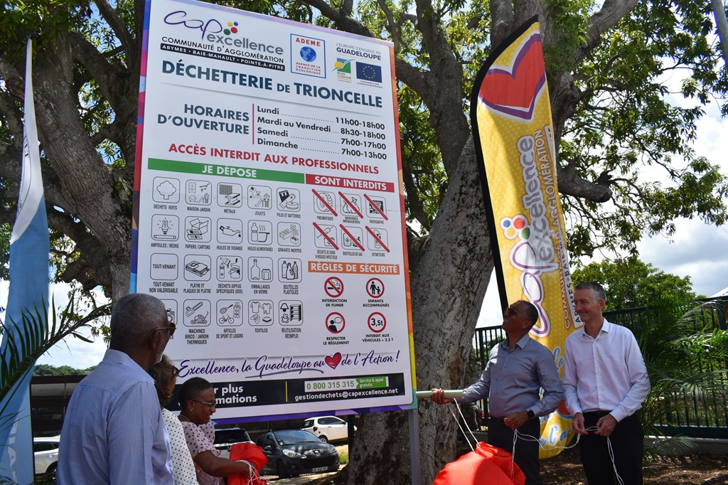 Hélène Polifonte, maire de Baie-Mahault, aux côtés de ses partenaires, dévoile le panneau des horaires et de la liste des déchets acceptés sur le site. Photo : Ville de Baie-Mahault