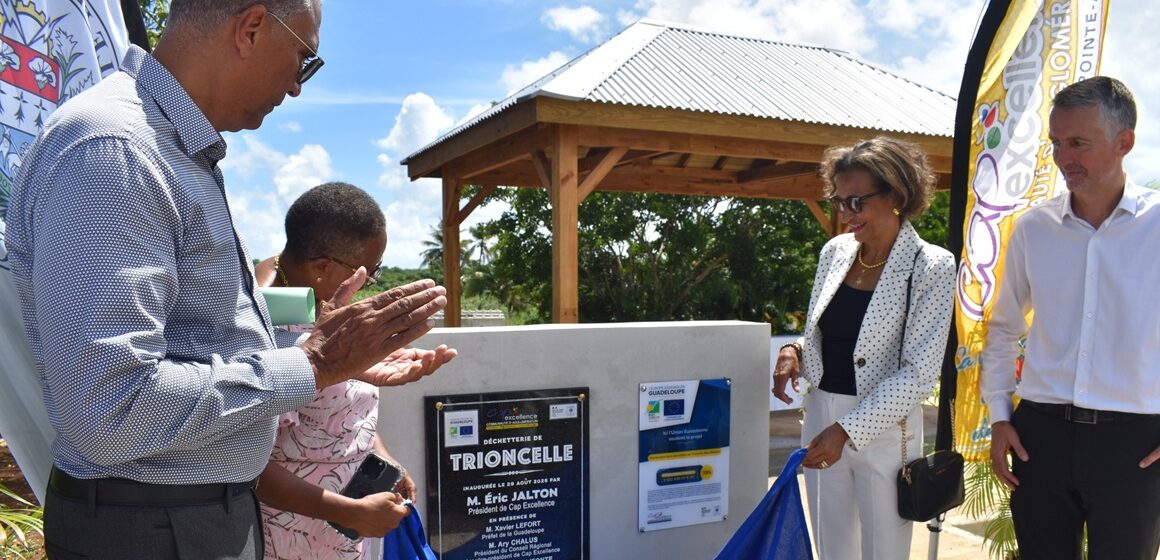 De gauche à droite : Jacques Bangou, vice-président de Cap excellence, Hélène Polifonte, maire de Baie-Mahault, Marie-Luce Penchard vice-présidente de la Région, le représentant l'Adème, lors du dévoilement de la plaque inaugurale de la nouvelle déchetterie intercommunale de Trioncelle, le 29 août 2025. Photo : Ville de Baie-Mahault