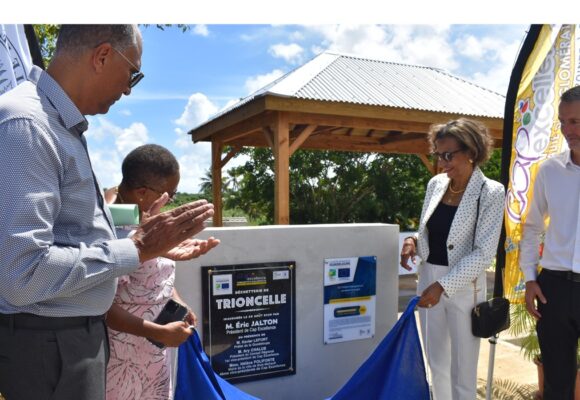 De gauche à droite : Jacques Bangou, vice-président de Cap excellence, Hélène Polifonte, maire de Baie-Mahault, Marie-Luce Penchard vice-présidente de la Région, le représentant l'Adème, lors du dévoilement de la plaque inaugurale de la nouvelle déchetterie intercommunale de Trioncelle, le 29 août 2025. Photo : Ville de Baie-Mahault