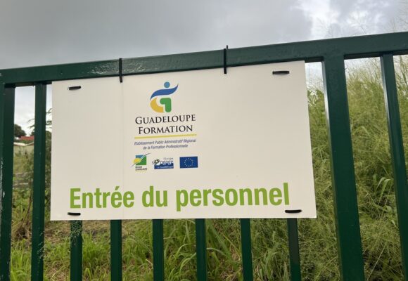 Entrée du personnel de de Guadeloupe formation, établissement régional en charge de la formation professionnelle, à Roujol Petit-Bourg. Photo : Le Courrier de Guadeloupe