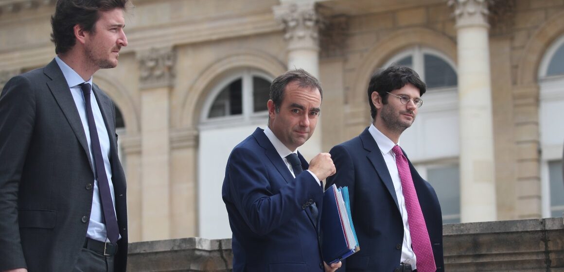 Le Premier ministre Sébastien Lecornu (C), escorté par ses conseillers, quitte le Palais Bourbon après le rejet des motions de censure contre son gouvernement, à Paris le 16 octobre 2025. Photo : J.E.E / Sipa