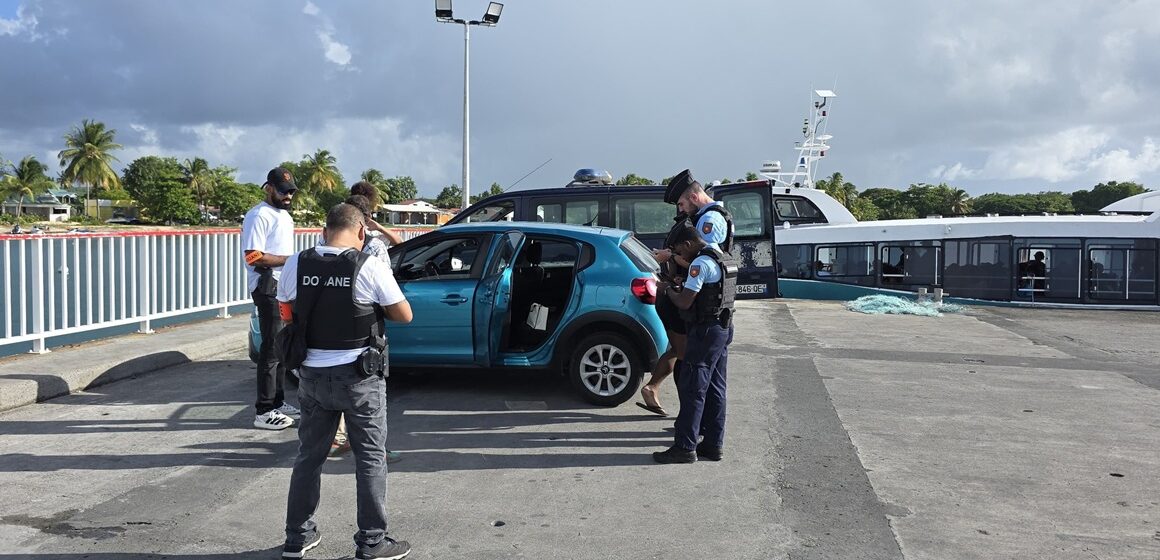 Une présence renforcée, mais éphémère, des forces de l'ordre dans le port de Grand-Bourg à Marie-Galante le 23 octobre 2025. Photo : Gendarmerie de Guadeloupe