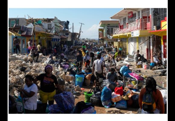 Des habitants se rassemblent parmi les débris au lendemain de l'ouragan Melissa, dans une rue de Black River dans le sud-ouest de l'île, en Jamaïque, jeudi 30 octobre 2025. Photo : Matias Delacroix / AP / Sipa