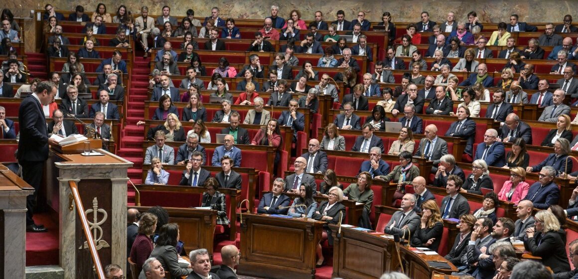 Le Premier ministre Sébastien Lecornu prononce son discours de déclaration de politique générale, mardi 14 octobre 2025 devant les députés et les nouveaux ministres à l’Assemblée nationale à Paris. Photo : Isa Harsin / Sipa