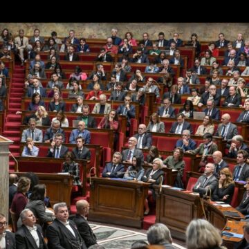 Le Premier ministre Sébastien Lecornu prononce son discours de déclaration de politique générale, mardi 14 octobre 2025 devant les députés et les nouveaux ministres à l’Assemblée nationale à Paris. Photo : Isa Harsin / Sipa