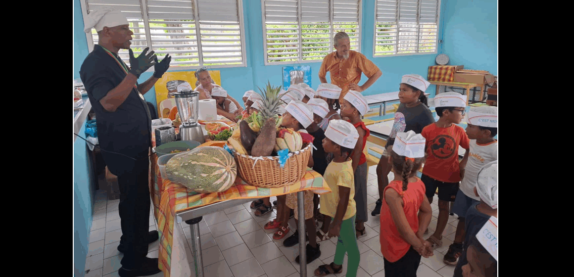 Des élèves découvrent les fruits locaux lors d'un atelier animé par le chef Gary Guizonne pendant la semaine du Goût. Photo : Riviera du levant.