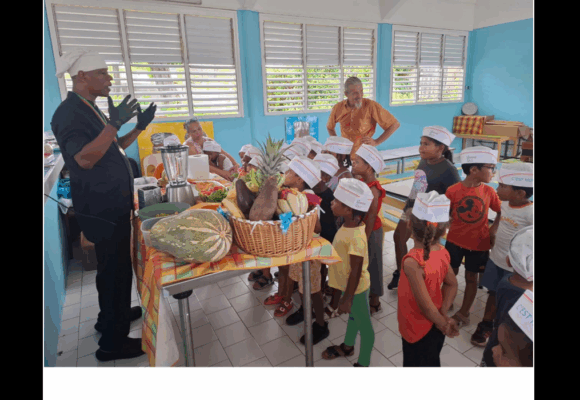 Des élèves découvrent les fruits locaux lors d'un atelier animé par le chef Gary Guizonne pendant la semaine du Goût. Photo : Riviera du levant.