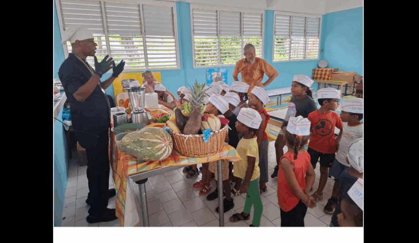 Des élèves découvrent les fruits locaux lors d'un atelier animé par le chef Gary Guizonne pendant la semaine du Goût. Photo : Riviera du levant.