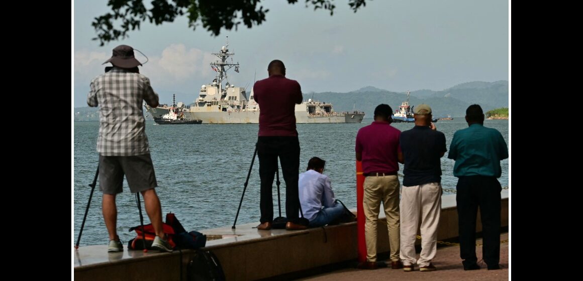 Le public prend des photos de l'USS Gravely, un navire de guerre américain, quittant le port de Port of spain le 30 octobre 2025. Le navire de guerre américain était arrivé à Trinidad-and-Tobago le 26 octobre 2025 pour des exercices conjoints au large du Venezuela, alors que Washington intensifiait sa pression contre les trafiquants de drogue et le dirigeant vénézuélien Nicolas Maduro. Photo : Martin Bernetti / AFP