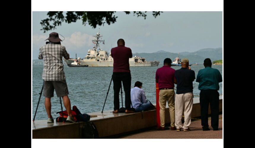 Le public prend des photos de l'USS Gravely, un navire de guerre américain, quittant le port de Port of spain le 30 octobre 2025. Le navire de guerre américain était arrivé à Trinidad-and-Tobago le 26 octobre 2025 pour des exercices conjoints au large du Venezuela, alors que Washington intensifiait sa pression contre les trafiquants de drogue et le dirigeant vénézuélien Nicolas Maduro. Photo : Martin Bernetti / AFP