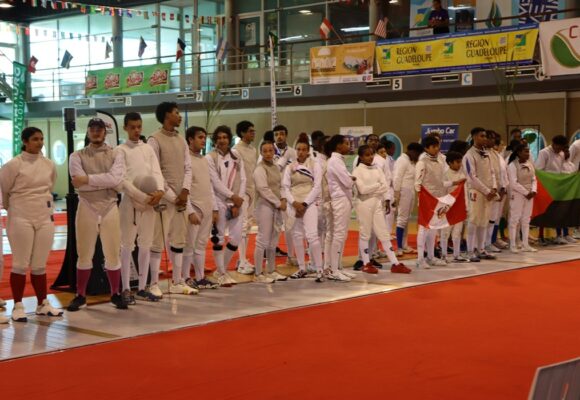 Les jeunes escrimeurs guadeloupéens au gymnase Laura Flessel pendant 3 jours pour le 9e tournoi international d'escrime de Petit-Bourg du 24 au 26 octobre 2025. Photo : Petit-Bourg, la ville qui bouge