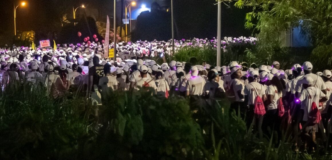 Une marée rose de plus de 10 000 personnes marche unie contre le cancer du sein samedi 4 octobre 2025 à Jarry à l’occasion de la 4e édition des Foulées du ruban rose. Photo : lesfouleesdurubanrose