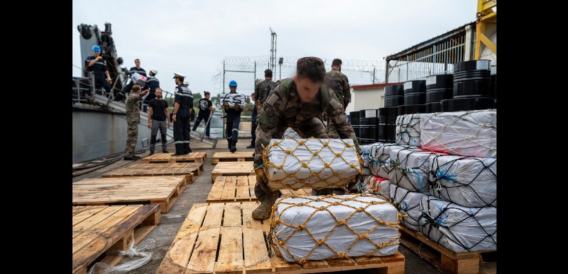 Les 7,056 kg de cocaïne saisis sur un navire de pêche sans pavillon dans la zone Antilles le 6 octobre 2025 sont débarqués par la Marine nationale au port de Fort-de-France. Photo : Forces armées aux Antilles