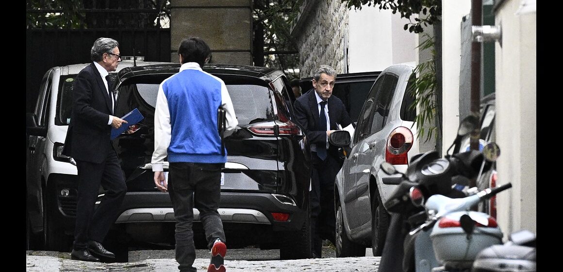L'ancien président Nicolas Sarkozy (à droite) regagne son domicile, le 13 octobre 2025, accompagné de son avocat Jean-Michel Darrois (à gauche). Il venait d'être reçu par le parquet pour être informé du début de son incarcération. Photo : Julien de Rosa / AFP