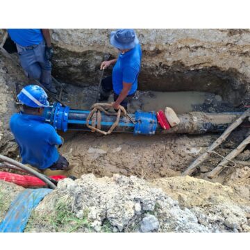 Des agents du SMGEAG interviennent sur une rupture de canalisation aux Abymes, le 30 octobre 2025. Photo : SMGEAG