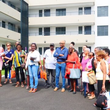 Les premiers résidents devant la résidence Dagonia au Lamentin, lors de la remise des clés le 27 novembre. Photo : Ville Lamentin Guadeloupe